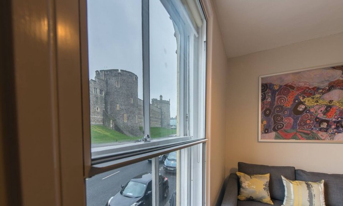 Windsor City Centre Apartment | Central Windsor Apartment Facing The Castle