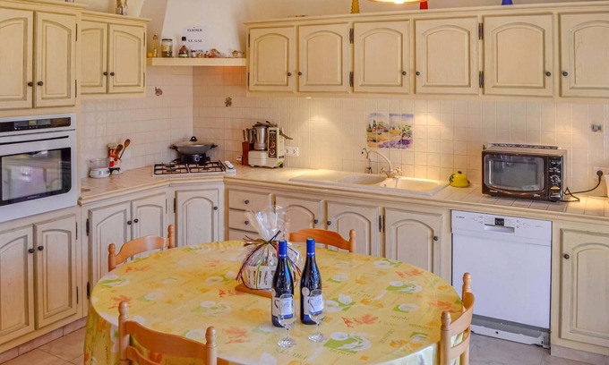 Caumont-sur-Durance House | Centrally located to many excursion destinations, this beautiful holiday home welcomes you.