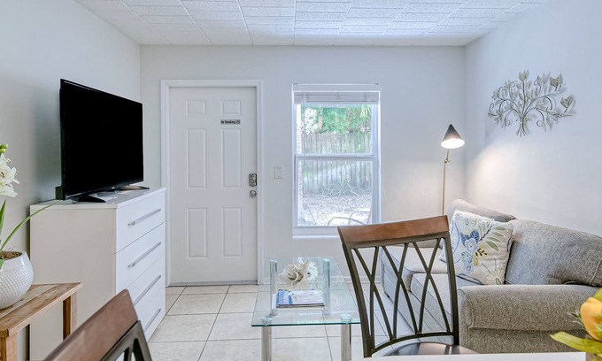 Flamingo Parks Apartment | Centrally located gem near the beach with fast WiFi & outdoor seating