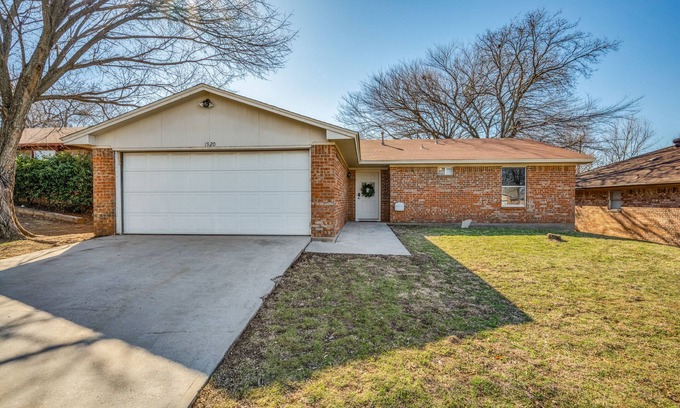 Denton House | Centrally Located 3BR 2BA - !