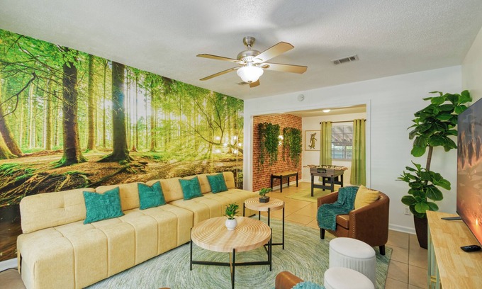 Tallahassee House | Centrally Located 6BD Home - BBQ - 5 Mins to FSU