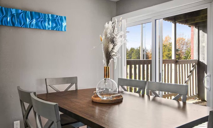 Columbia Apartment | Centrally Located Apt with Pool in Columbia, MO