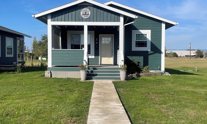 Evergreen Cottage | Centrally located. Cute, clean cottage. Full bath. Washer, Dryer. Kitchen.