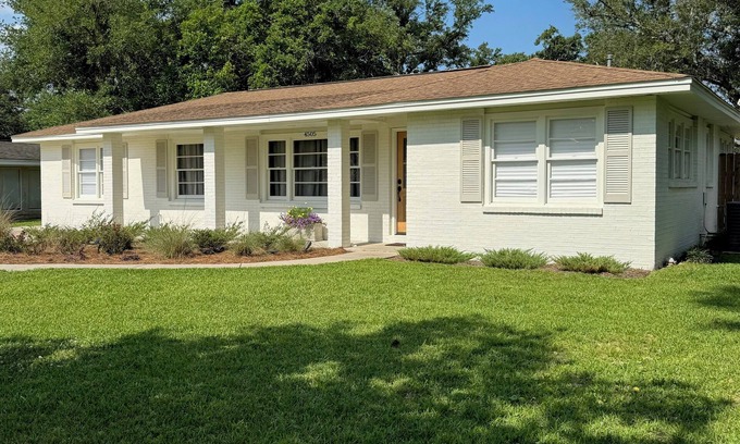 Gulfport House | Centrally located family-sized and pet-friendly home in Gulfport!