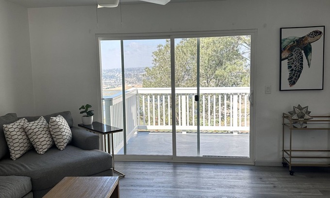 Del Mar Heights Apartment | Centrally located in Del Mar heights