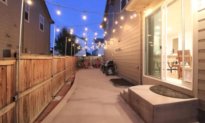 Dupont House | Centrally located modern Denver home