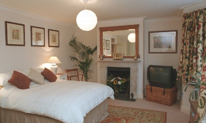 Kennington Apartment | Centrally located, well equipped, stylish self contained flat.