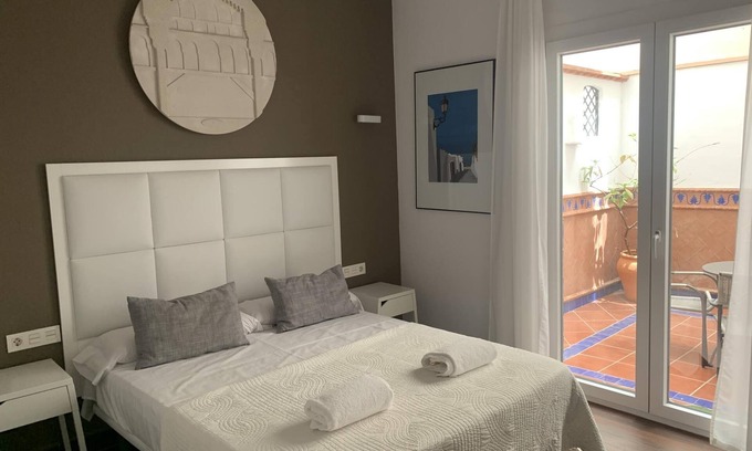 Centro - Sagrario Apartment | Centrally located, with free car park and patio