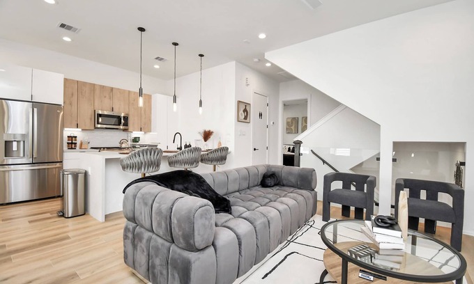 OST - South Union House | Château de Amour: Exquisite Townhouse - Medical Center/Downtown HTX