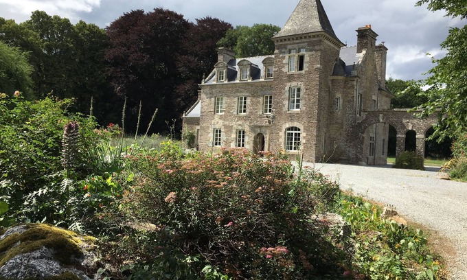 Augan House | Château de la Ville Voisin