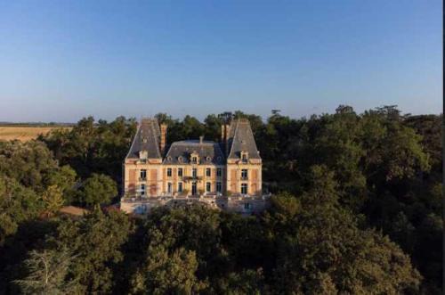 Fajolles Apartment | Château Stay – 1BR 4P with Pool & Park Access