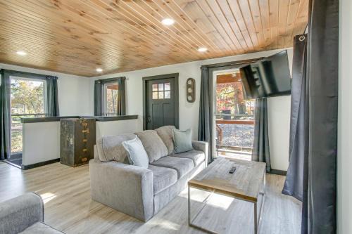 Glouster House | Chène Cottage Near Burr Oak Lake and Trailheads!