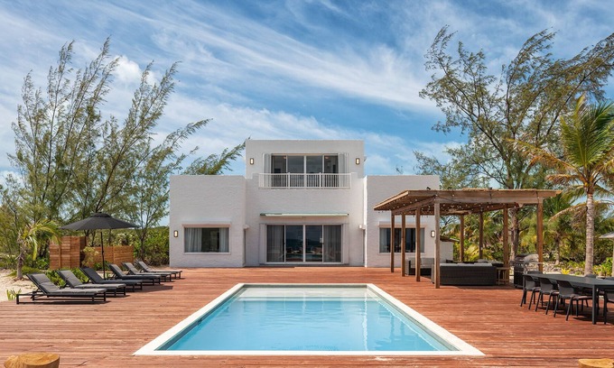 George Town Villa | CH Villa★ Beachfront ★ Kayak ★Pool★ WiFi ★10 ppl