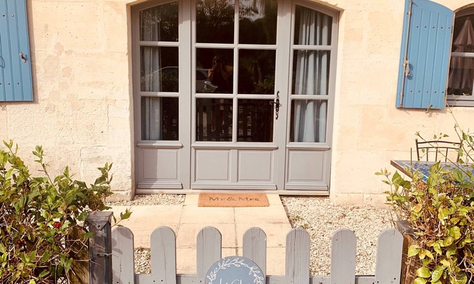 Cherves-Richemont Cottage | Chai - cute, cosy little one bedroom gite with pool