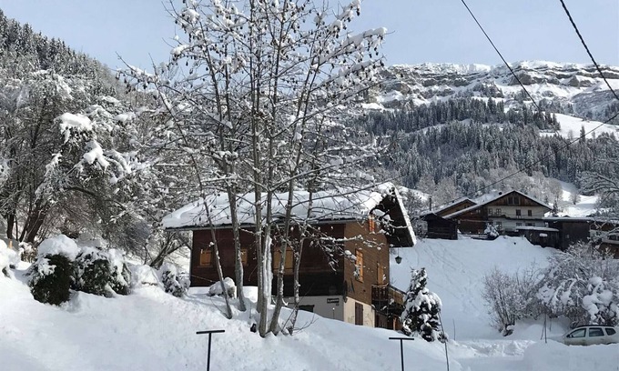 Beaufort Ski Chalet | Chalet 3* au pied des pistes à Arêches, 100m², 8 pers, 4 ch, cheminée, terrasse, parking, wifi