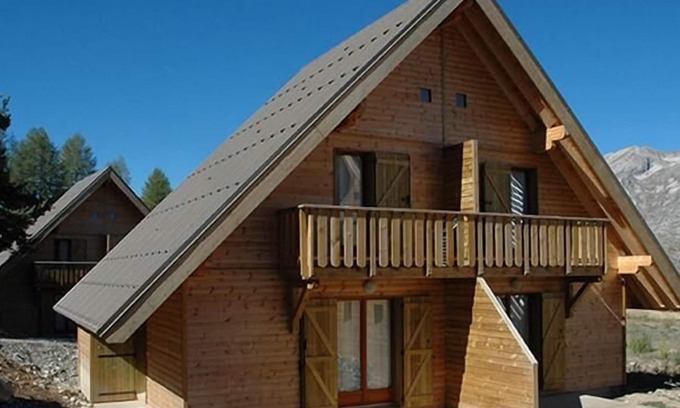 La Joue du Loup Ski Chalet | Chalet, 350m from ski slopes, view mountain, fitness, terrace, parking, tv, ski locker, 43m²