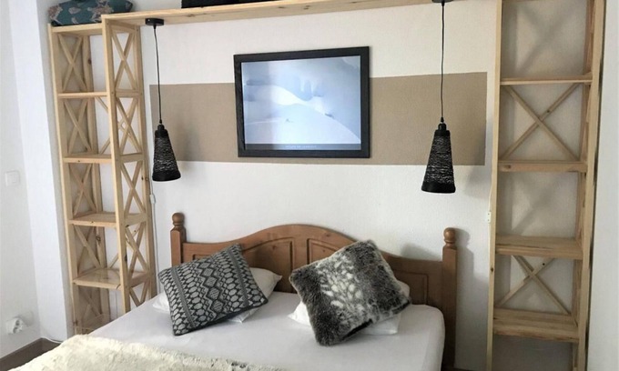 La Joue du Loup Ski Chalet | Chalet, 350m from ski slopes, view mountain, fitness, terrace, parking, tv, ski locker, 43m²