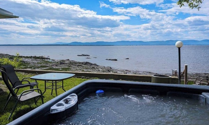 Cap-Saint-Ignace Ski Chalet | Chalet #4 Waterfront with Spa, Fireplace and Wifi
