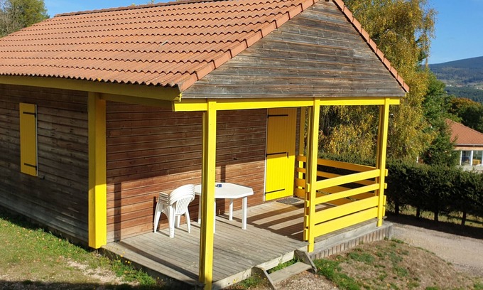 Blavignac Ski Chalet | Chalet '6 Personnes Mimosa price Weekend' with Mountain View, Shared Pool and Wi-Fi