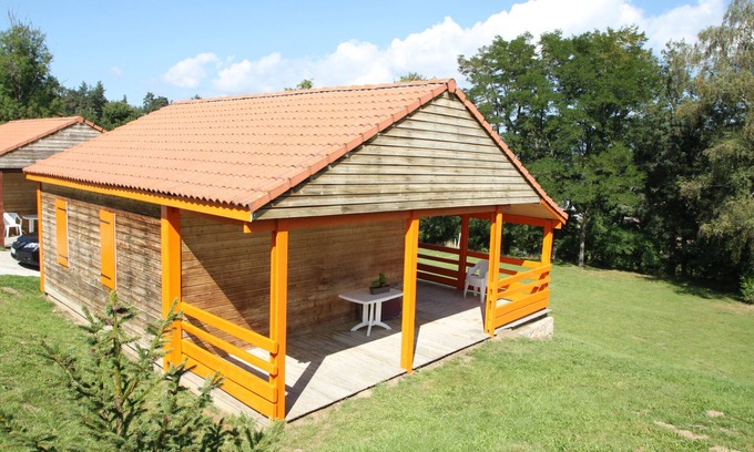 Blavignac Ski Chalet | Chalet '6 Personnes Zinnia price Weekend' with Mountain View, Shared Pool and Wi-Fi