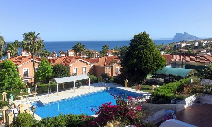 San Roque House | CHALET ADOSADO en LA ALCAIDESA, Cádiz. Vistas al Mar. Playa, Piscina.