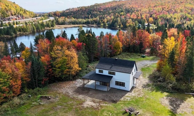 Entrelacs Ski Chalet | Chalet Bèlkay |1h from Montreal |Lake, Hot Tub, outdoor firepit, family friendly