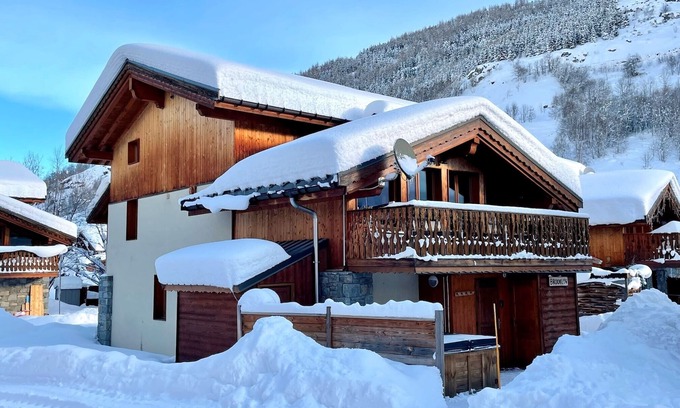 Le Bettaix Ski Chalet | Chalet Brooklyn 15+/on the slopes/3Valleys/jacuzzi/sauna/fireplace/wifi/XBox