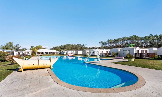Burinhosa Ski Chalet | Chalet 'Bungalow T3 I I I - 15 Min Nazaré' with Shared Pool, Private Terrace and Air Conditioning