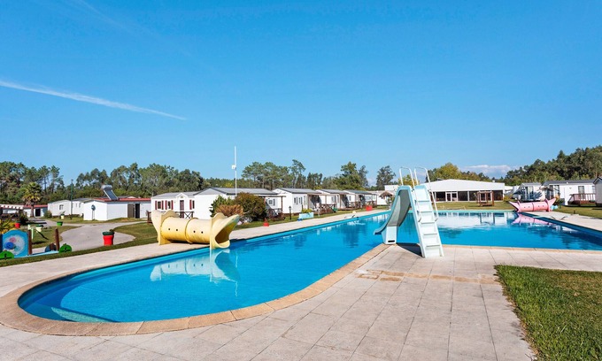 Burinhosa Ski Chalet | Chalet 'Bungalow T3 I V- 15 Min From Nazaré' with Shared Pool, Private Terrace and Air Conditioning