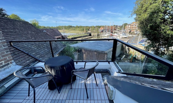 New Forest District House | Chalet Bungalow with water views, Eling