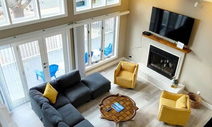 Villas House | Chalet By The Bay - Sleeps 12