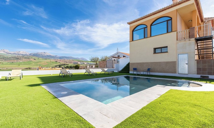 Casabermeja Ski Chalet | Chalet 'Casa Rural Paradise Holidays' with Mountain View, Pool, Wi-Fi and Air Conditioning