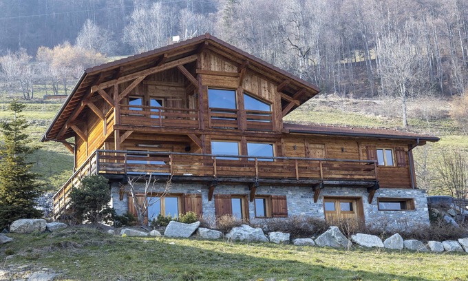 Sallanches Ski Chalet | Chalet 'Chalet Face Au Mont-blanc' with Mountain View, Wi-Fi and Air Conditioning