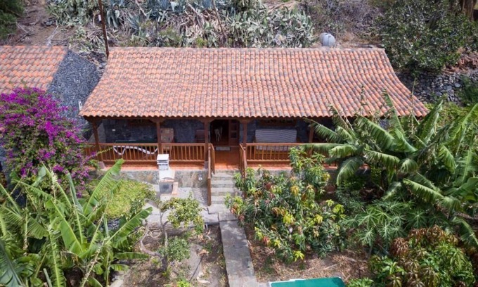 Alojera Cottage | Chalet Country House with Large Garden with Fruit Trees