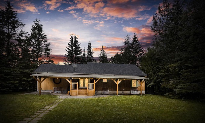 Lac-Superieur Ski Chalet | Chalet Crepuscule - lovely large waterfront chalet: SPA, pool & foosball tables
