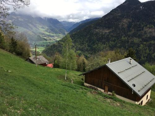 Villard-sur-Doron Ski Chalet | Chalet dans les alpages de Savoie