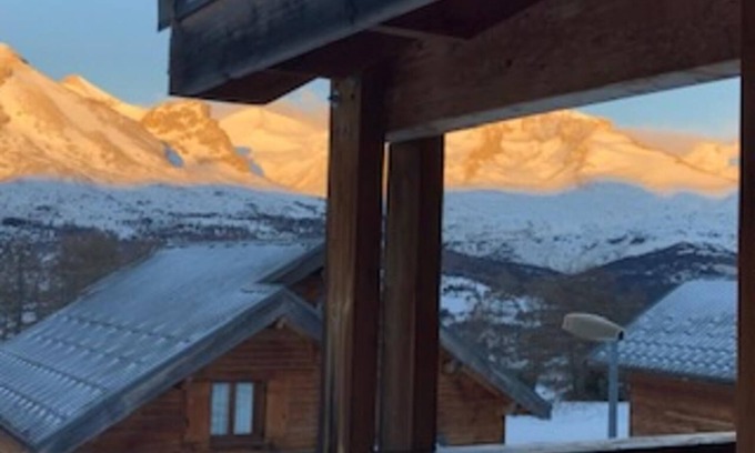 La Joue du Loup Ski Chalet | Chalet "Demi En Duplex" with Mountain View and Shared Pool