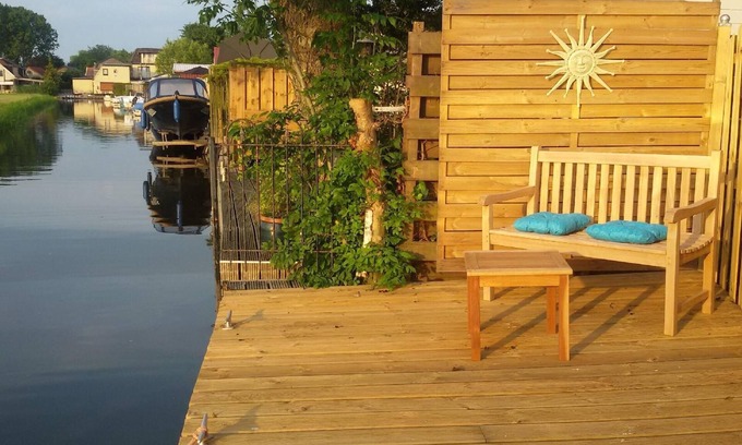 Onderdijk Apartment | Chalet directly on the canal with its own jetty