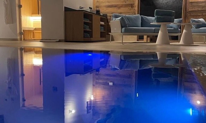 Saint-Nicolas-de-Veroce Ski Chalet | Chalet 5* with swimming-pool, ski in/out and view on Mont-Blanc, 10 people