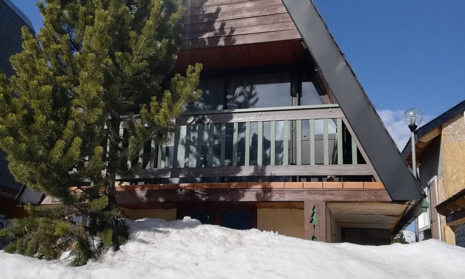 Les Angles Ski Chalet | Chalet 'Les Angles' with Lake View, Private Terrace and Garden