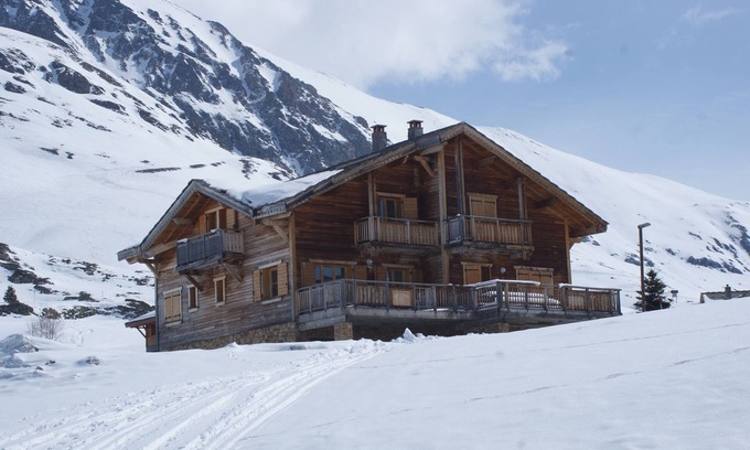 Bergers Ski Chalet | Chalet 'Les Petits Loups ", on the slopes, sauna, large sun terrace.