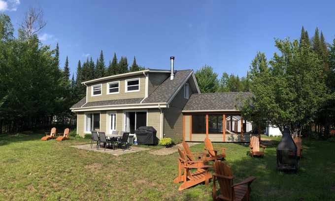 Labelle Ski Chalet | Chalet on the shores of a lake, ideal for families.