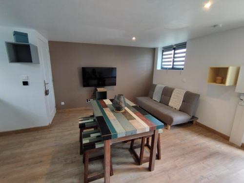 Spay Bed & Breakfast | Chalet - Proche circuit - Au Calme