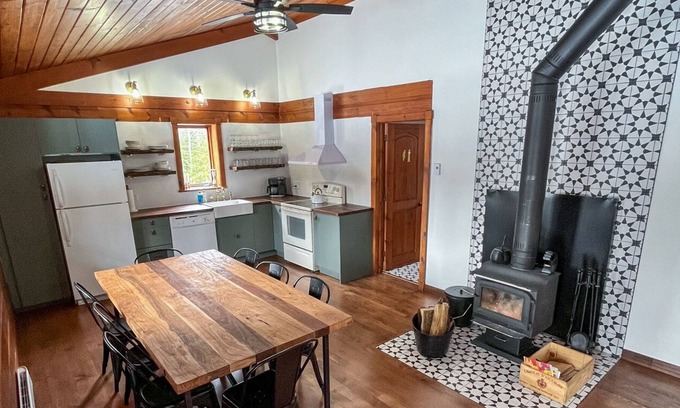 Entrelacs Ski Chalet | Chalet Shtom - Waterfront Serenity