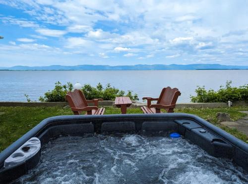 Cap-Saint-Ignace Ski Chalet | Chalet Studio #5 Waterfront with Spa Fireplace & Wifi