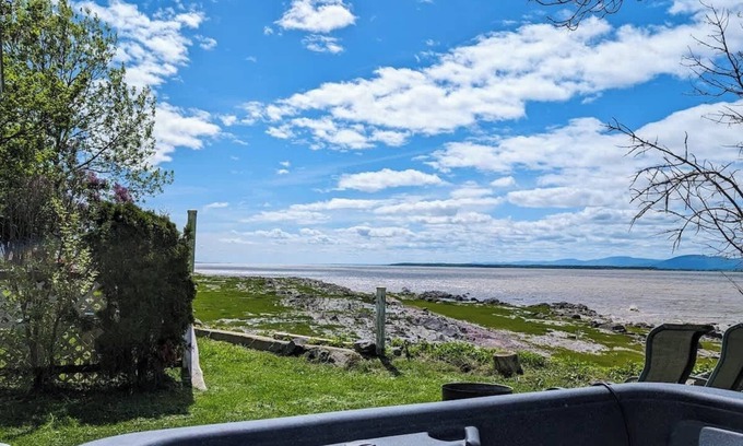 Cap-Saint-Ignace Ski Chalet | Chalet Studio #3 Waterfront with Spa, Fireplace & Wifi