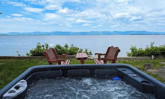 Cap-Saint-Ignace Ski Chalet | Chalet Studio #5 Waterfront with Spa, Fireplace & Wifi