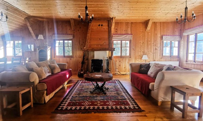 Sixt-Fer-a-Cheval Ski Chalet | Chalet sur les hauteurs plein sud jaccuzzi jardin