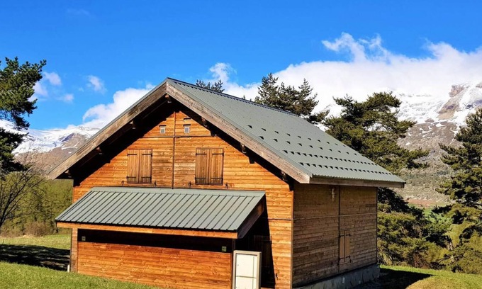 La Joue du Loup Ski Chalet | Chalet, view mountain, terrace, parking, tv, ski locker, 55m², La Joue du Loup