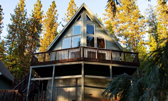 Arnold Ski Chalet | Chalet w/Hot Tub + Bar + Bocce